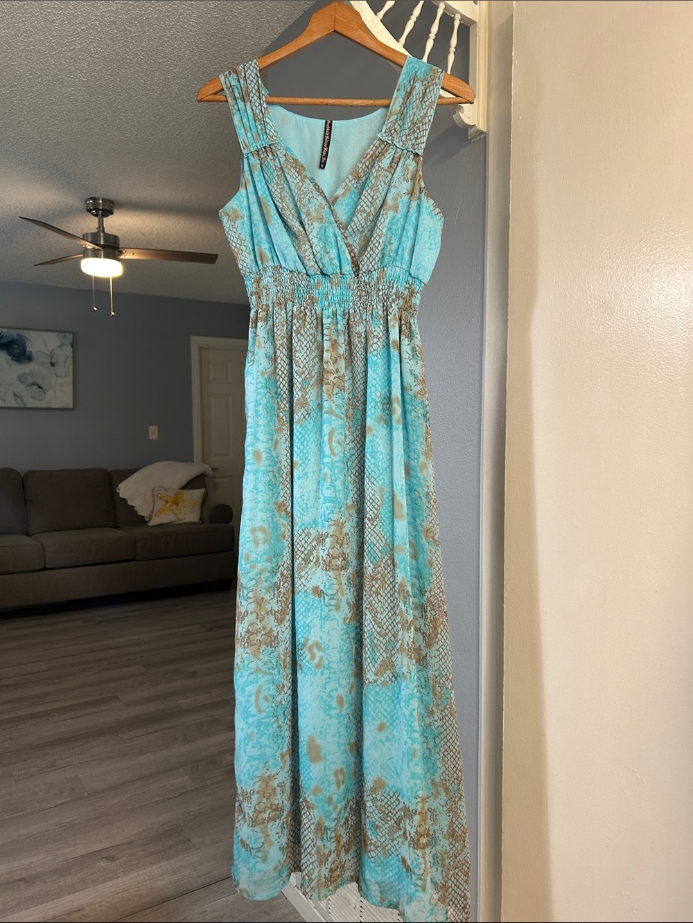 Sleeveless Turquoise Snakeskin Print V-neck Maxi Dress with Smocked Waist Size M